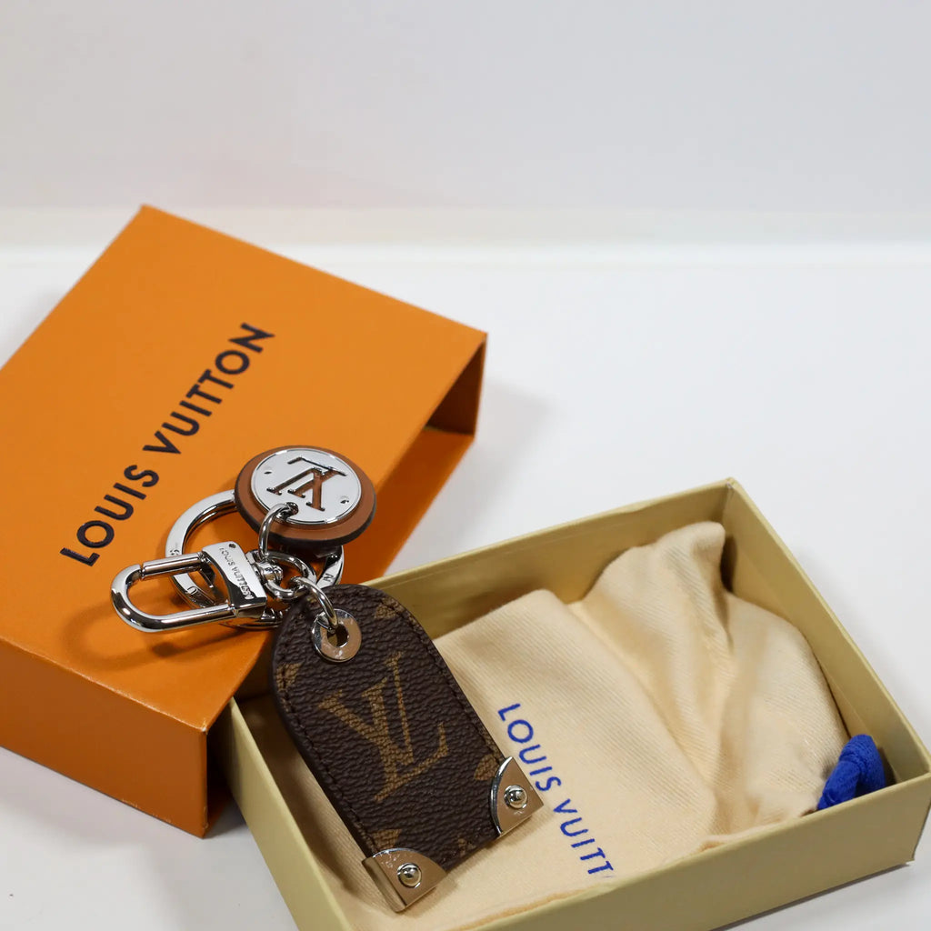 Monogram tag keyring with round LV pendant in packaging